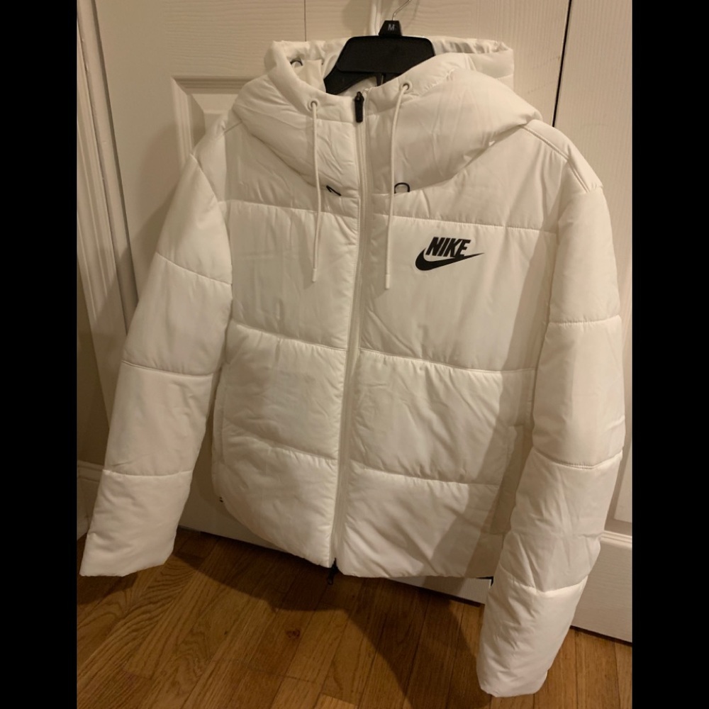 Nike puffer jacket, so cute!